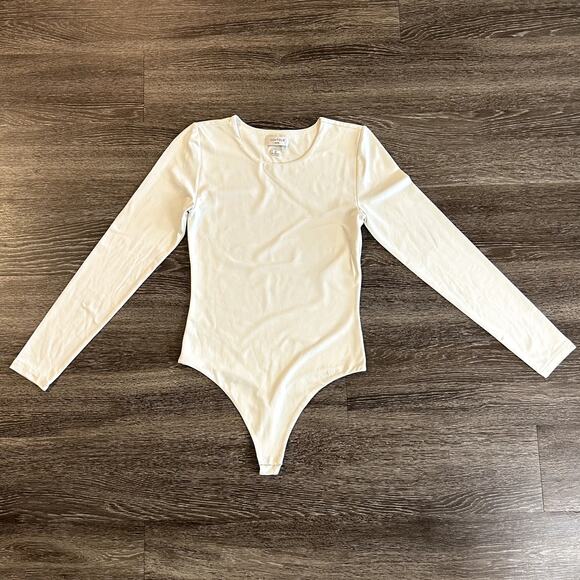 Aritzia Contour Crew Bodysuit Light Birch White Long Sleeve Size Medium M Fitted - Picture 3 of 16